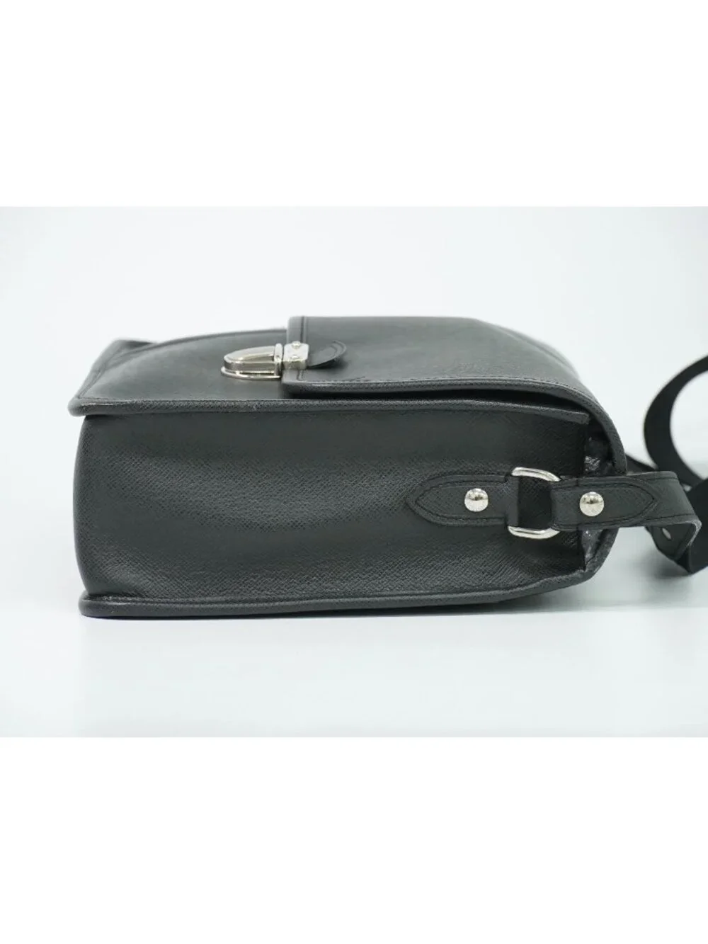 Louis Vuitton LV Arecreasing Lee Taiga Leather Shoulder Bag Ardoise Black